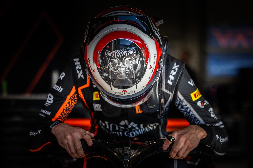 Andrea Dupé en combinaison et casque FREC — garage